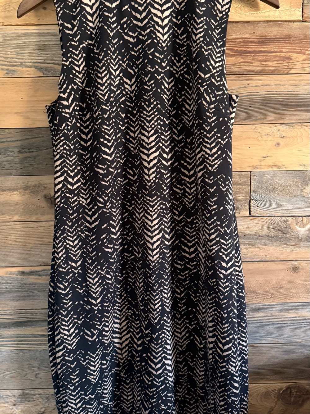 Sleeveless Black and Tan Printed Shift Dressy